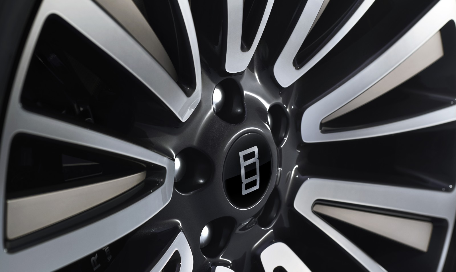 Range Rover SV Ultra Pushes the Flagship SUV Further Into Luxury Territory